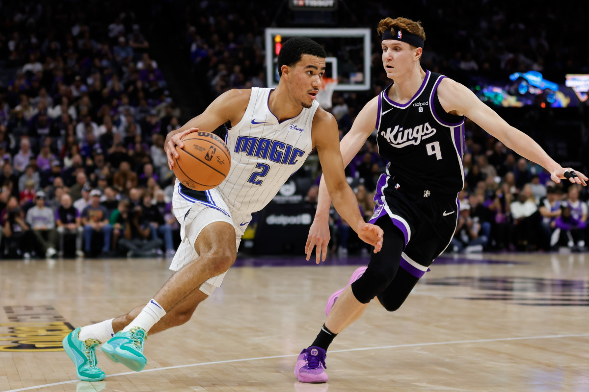 Caleb Houstan drives to the basket vs. the Sacramento Kings.